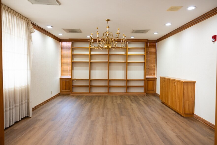 More Photos Of 10225 W Thunderbird Blvd, Sun City Medical For Sale