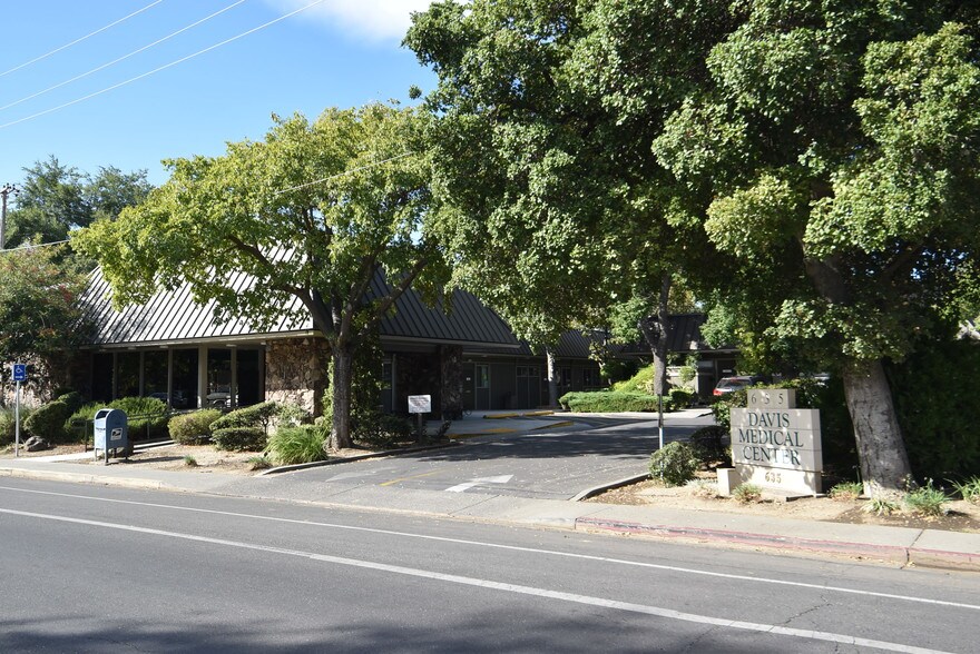 More Photos Of 635 Anderson Rd, Davis Medical For Lease