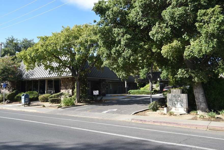 More Photos Of 635 Anderson Rd, Davis Medical For Lease