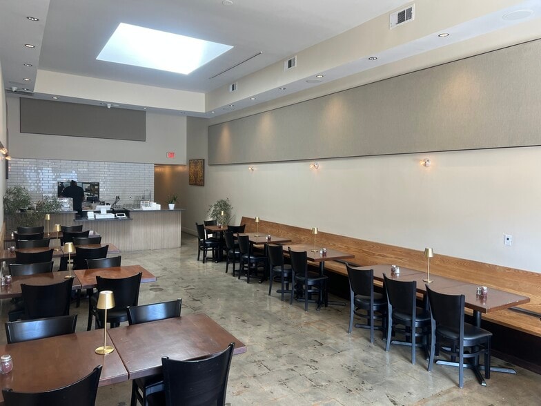 More Photos Of 433 N Fairfax Ave, Los Angeles Restaurant For Lease