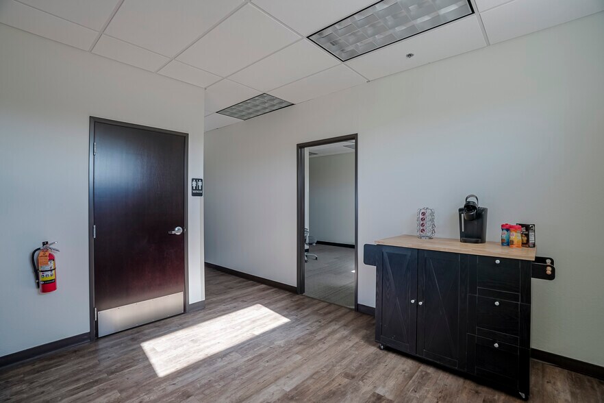 More Photos Of 3207 Lakeside Vlg, Prescott Office For Sale