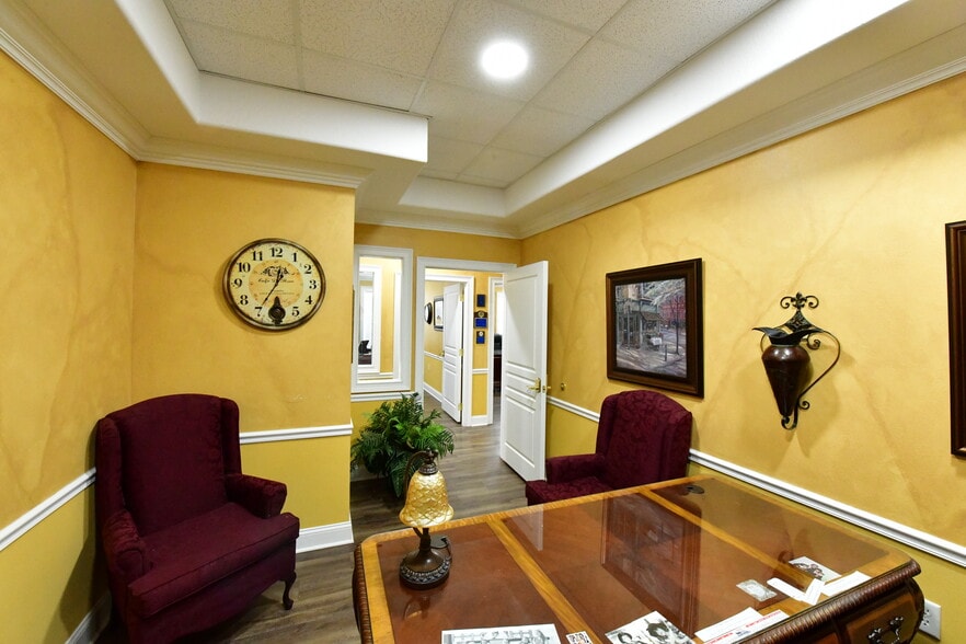 More Photos Of 1315 Providence Rd, Brandon Office Residential For Lease