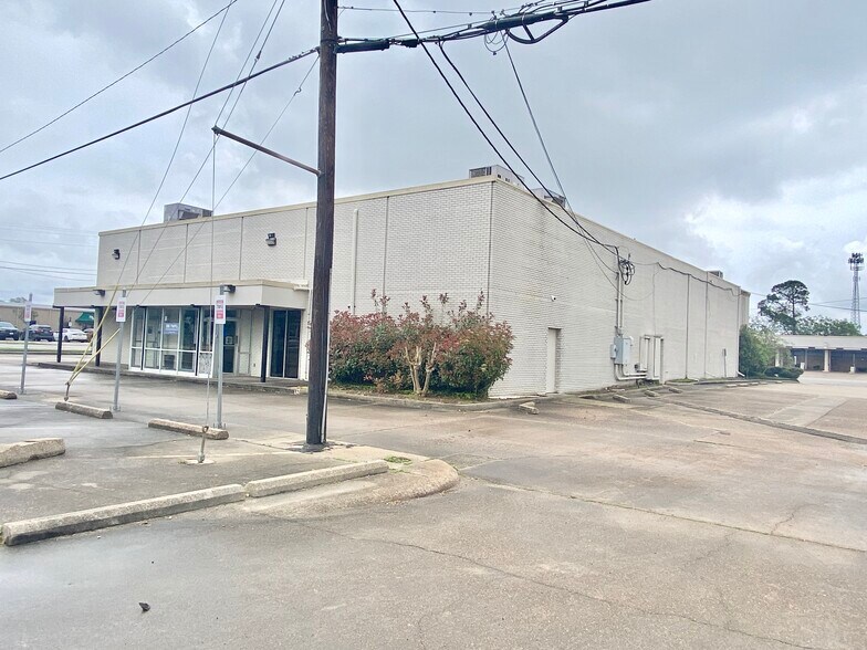More Photos Of 1308 Boston Ave, Nederland Bank For Sale