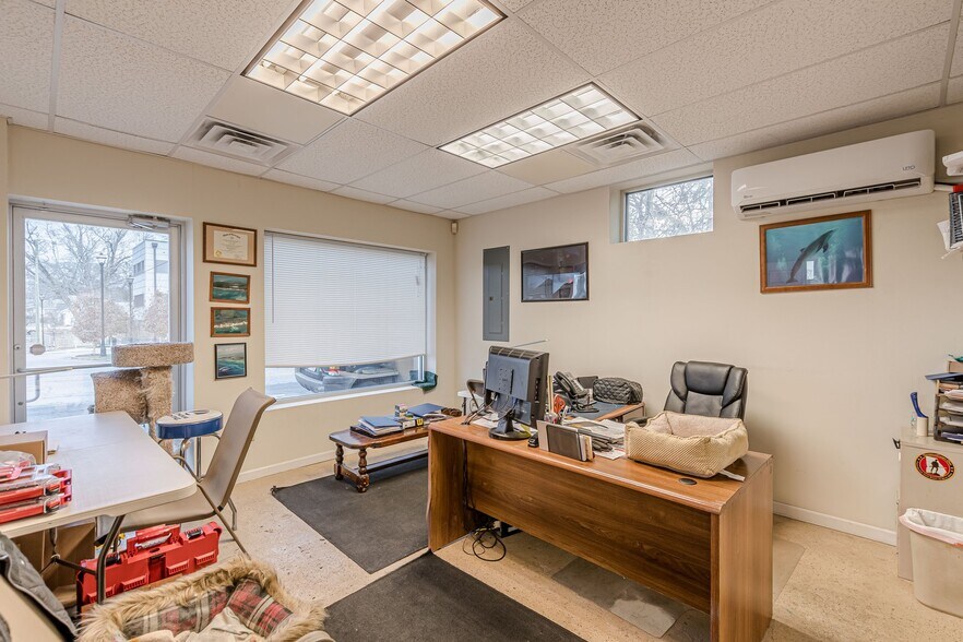 More Photos Of 614 King Arnold St, Hapeville Storefront Retail Office For Sale