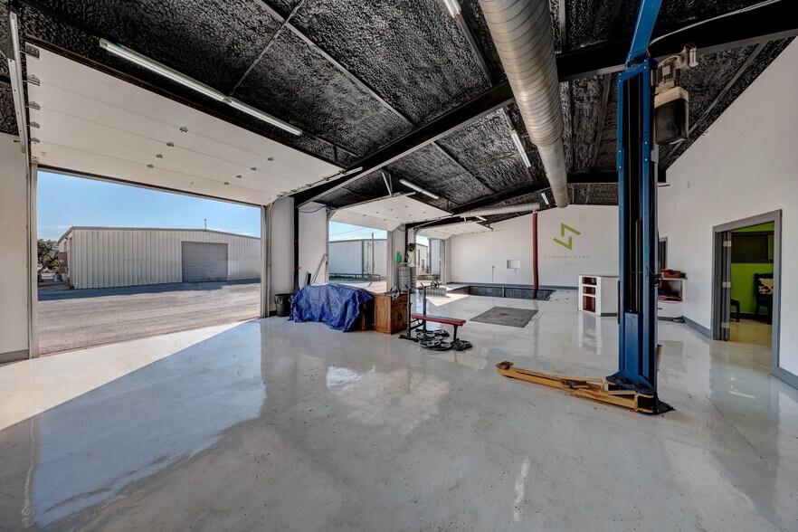More Photos Of 110 Eds Way, Kerrville Service For Sale