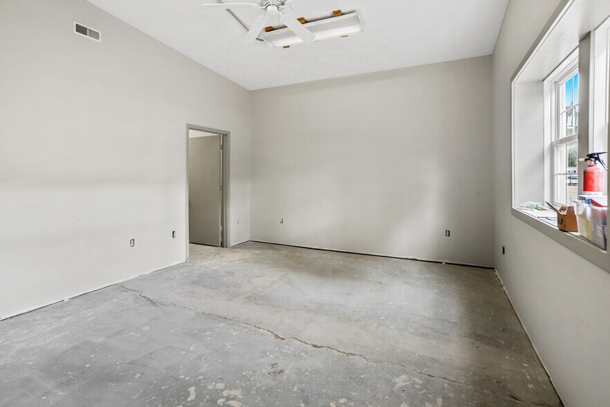 More Photos Of 101 W Laurel Ave, Damascus General Retail For Sale