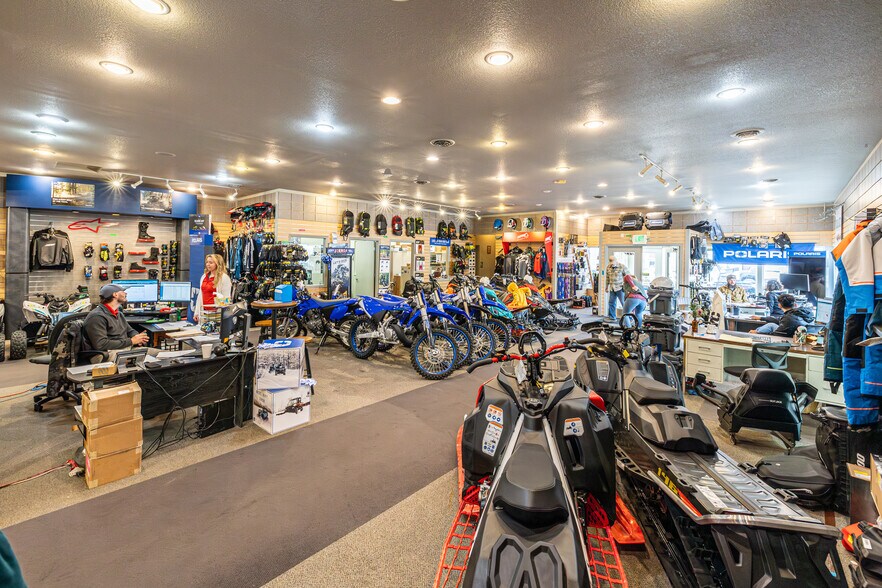More Photos Of 4040 Glenbrook Dr, Hailey Showroom For Sale
