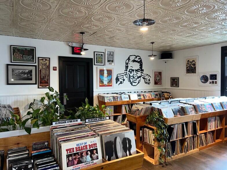 More Photos Of 28 Market St, Warren Theater Concert Hall For Lease