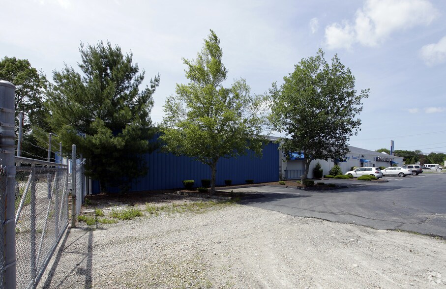 More Photos Of 643 State Rd, North Dartmouth Warehouse For Lease