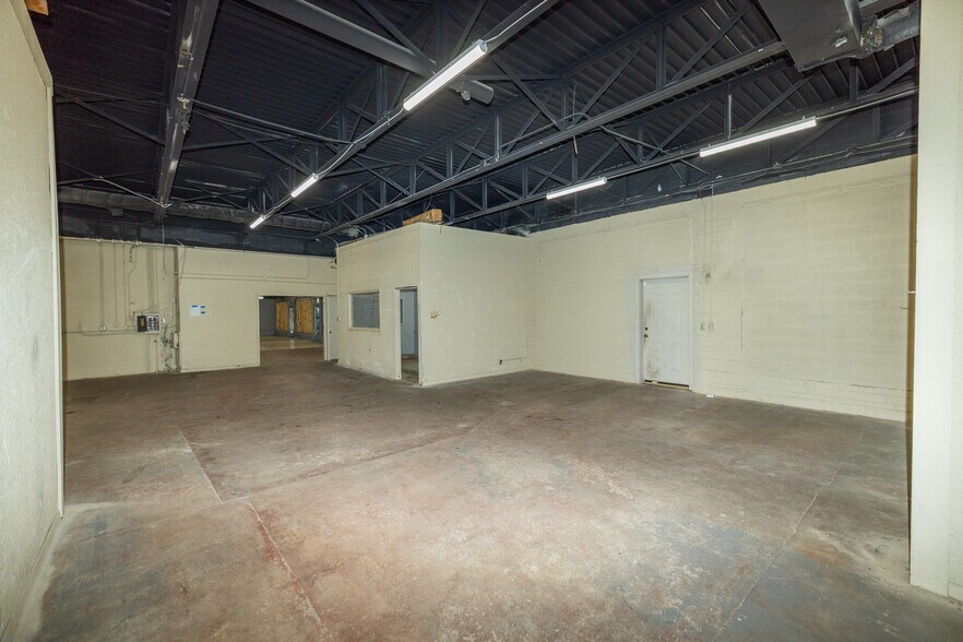 More Photos Of 1016-1020 N 10th St, Kansas City Light Distribution For Sale