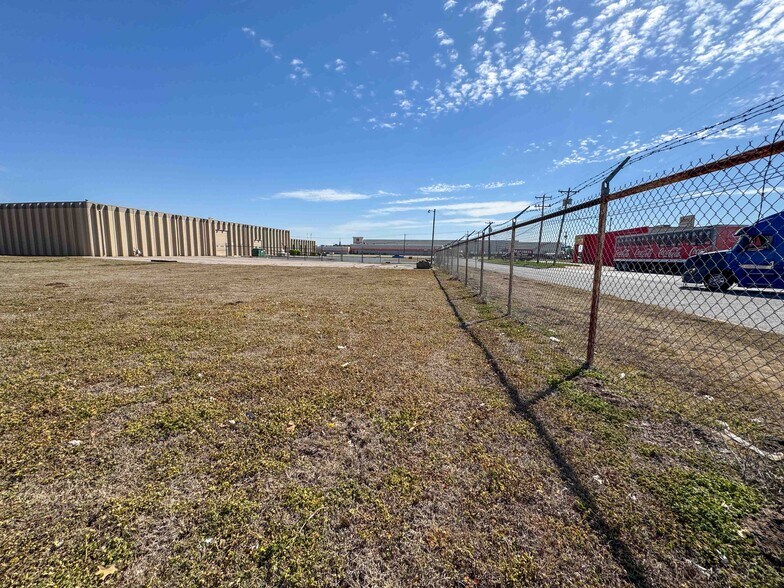 More Photos Of 3709 W Reno Ave, Oklahoma City Showroom For Lease