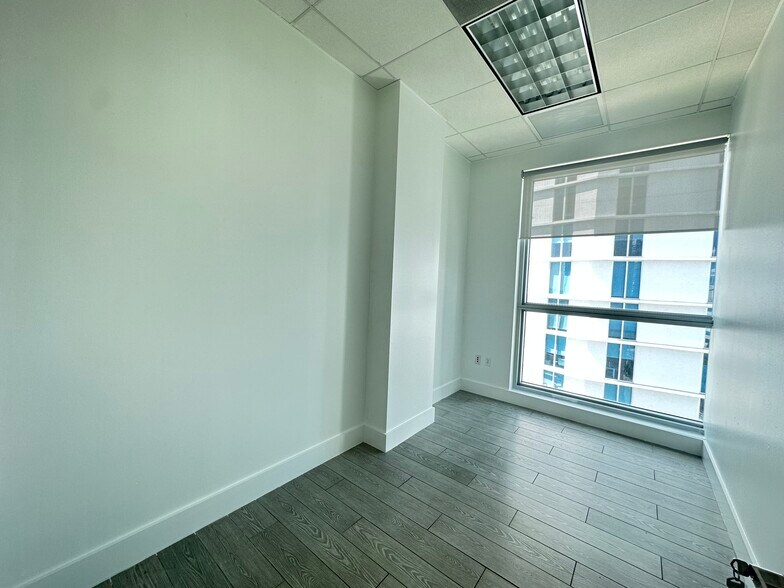 More Photos Of 175 SW 7th St, Miami Medical For Sale