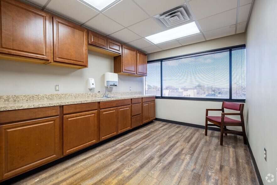 More Photos Of 2424 50th St, Lubbock Medical For Sale