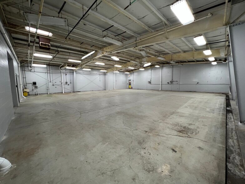More Photos Of 11530 Stephens Rd, Warren Warehouse For Lease