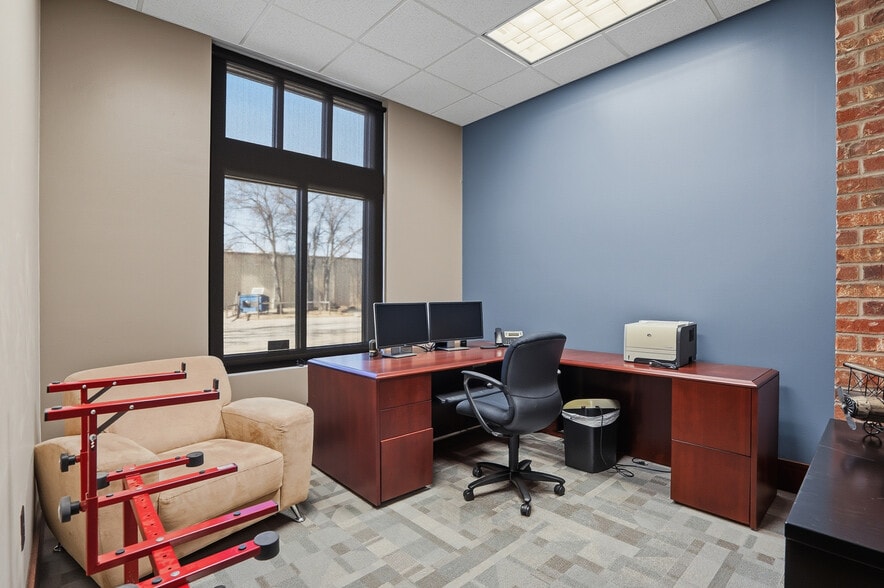 More Photos Of 309 N Oak St, Roanoke Office For Sale