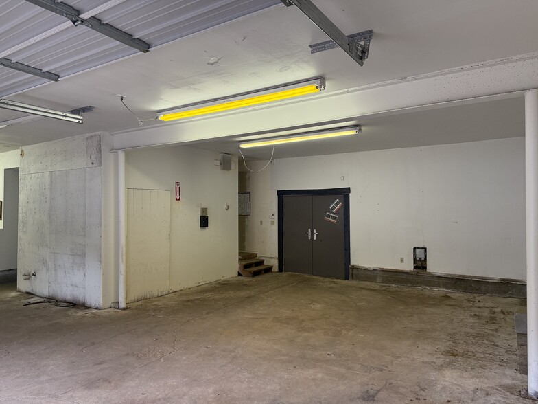More Photos Of 1204 W 17th St, Vancouver Light Manufacturing For Sale