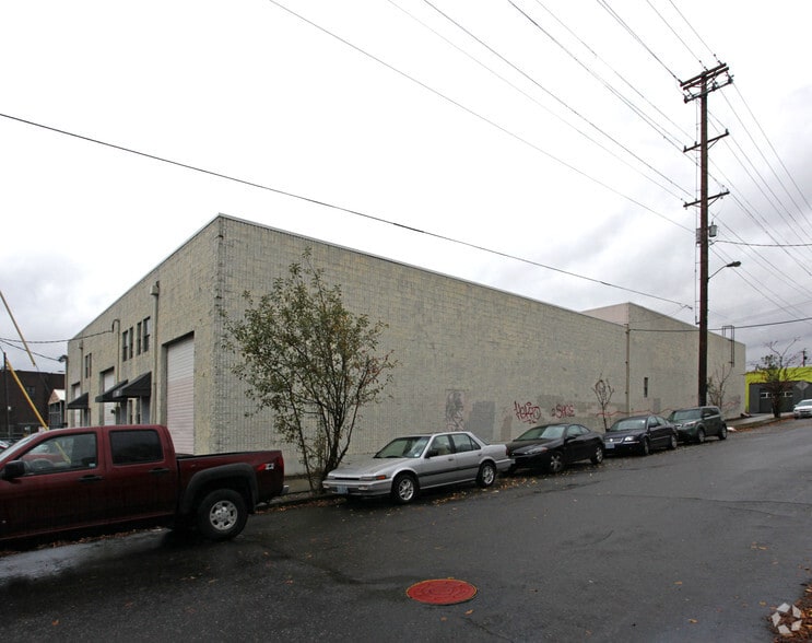 More Photos Of 737-738 SE Washington St, Portland Warehouse For Lease