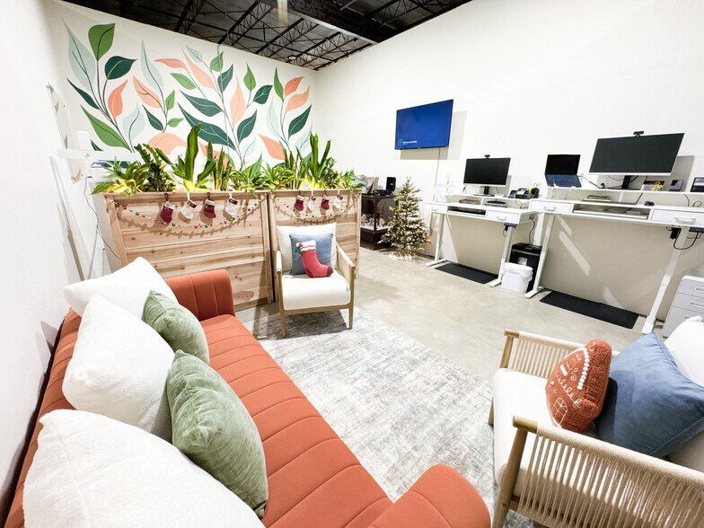 More Photos Of 600 S 1st St, Rogers Warehouse For Lease