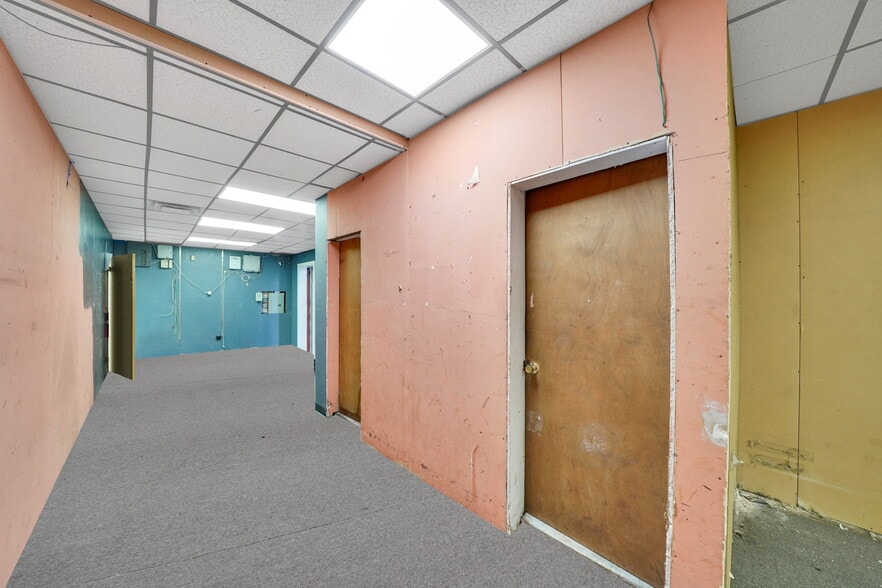 More Photos Of 150 W Sunrise Hwy, Lindenhurst General Retail For Lease