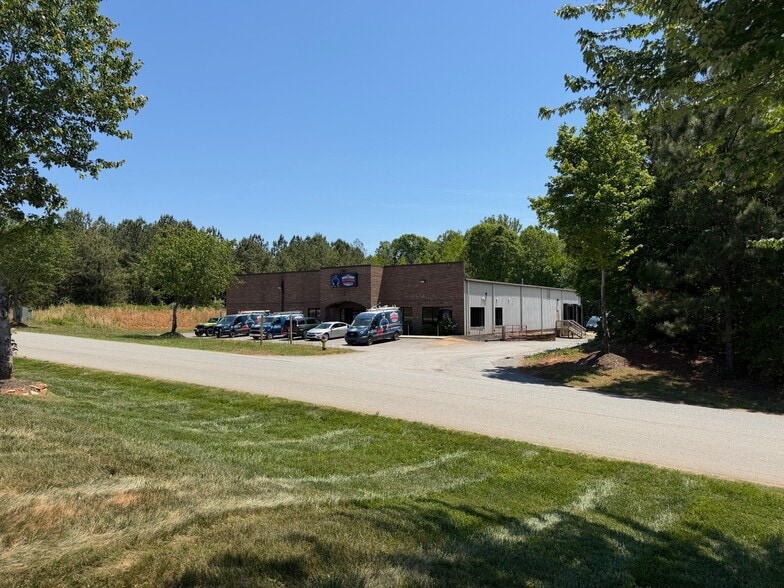 More Photos Of 794 American Way, Lexington Warehouse For Lease