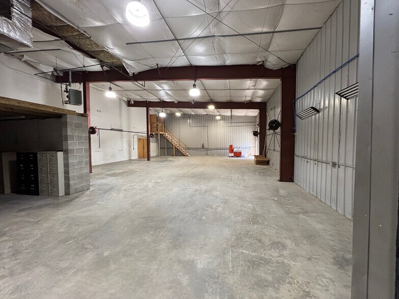 More Photos Of 29 Stillwater Ave, Orono Showroom For Lease