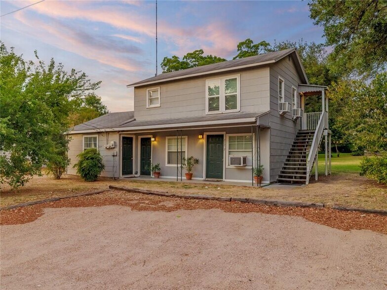 More Photos Of 915 E Cameron Ave, Rockdale Hotel For Sale