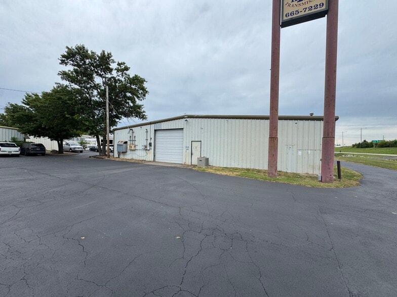 More Photos Of 6547 E Skelly Dr, Tulsa Unknown For Lease