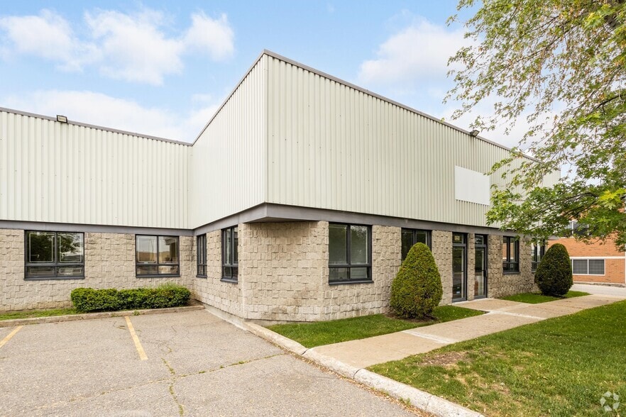 More Photos Of 121-135 Boul Brunswick, Pointe-claire Warehouse For Lease
