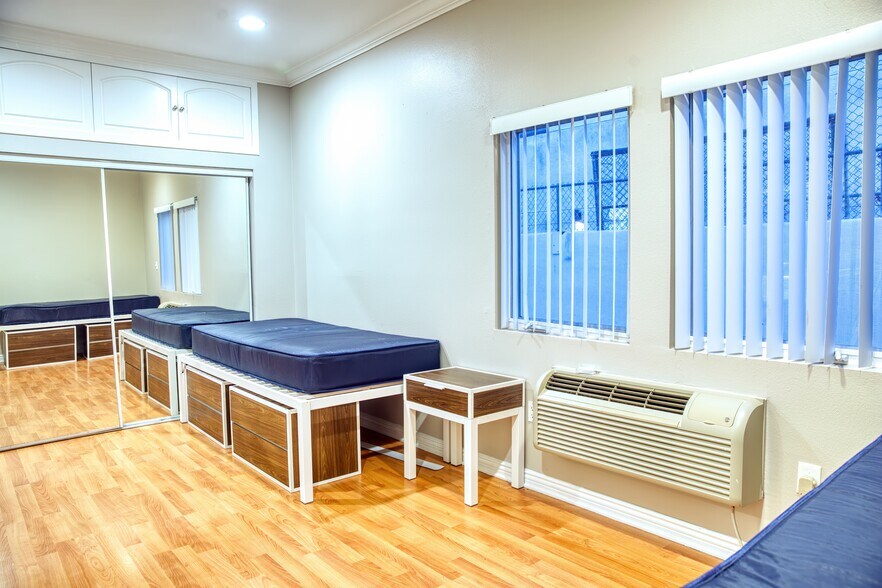 More Photos Of 668 W 28th St, Los Angeles Apartments For Sale