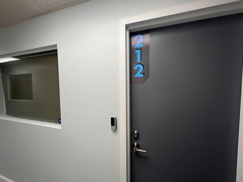 More Photos Of 1918 Harrison St, Hollywood Loft Creative Space For Lease