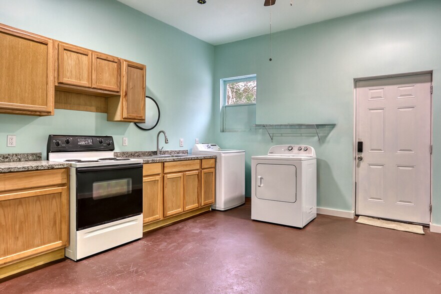 More Photos Of 55 Main St, Garden City Storefront For Lease