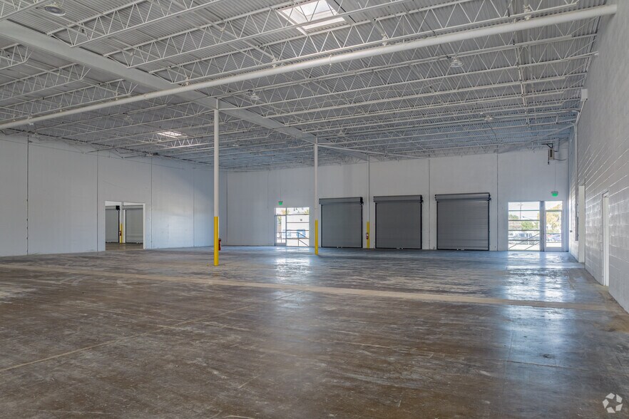 More Photos Of 3216-3308 Royalty Row, Irving Showroom For Lease