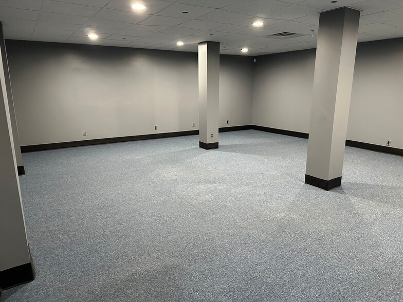 More Photos Of 9130 Otis Ave, Indianapolis Flex For Lease