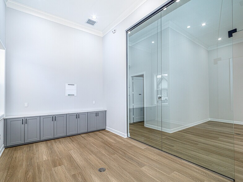 More Photos Of 1325 Main St, Katy Office Residential For Sale