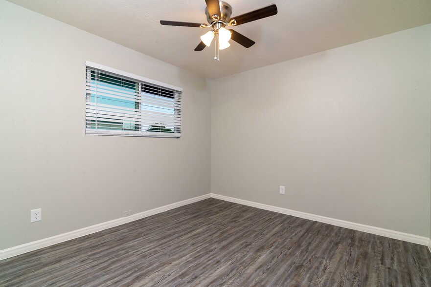 More Photos Of 515 W Pebble Beach Dr, Tempe Specialty For Sale