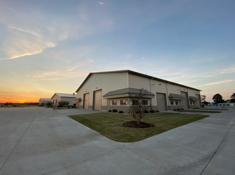 More Photos Of 2101-2103 2nd Ave N, Silvis Warehouse For Lease