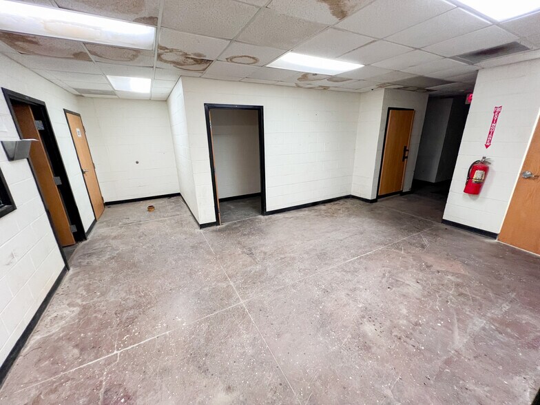 More Photos Of 3201 W Murphy St, Odessa Warehouse For Sale