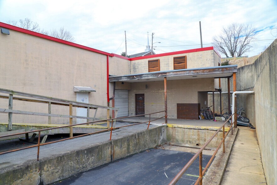 More Photos Of 1104 Greenville Ave, Staunton Storefront For Lease