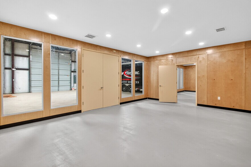 More Photos Of 1806 Cimino Dr, Bryan Industrial For Lease