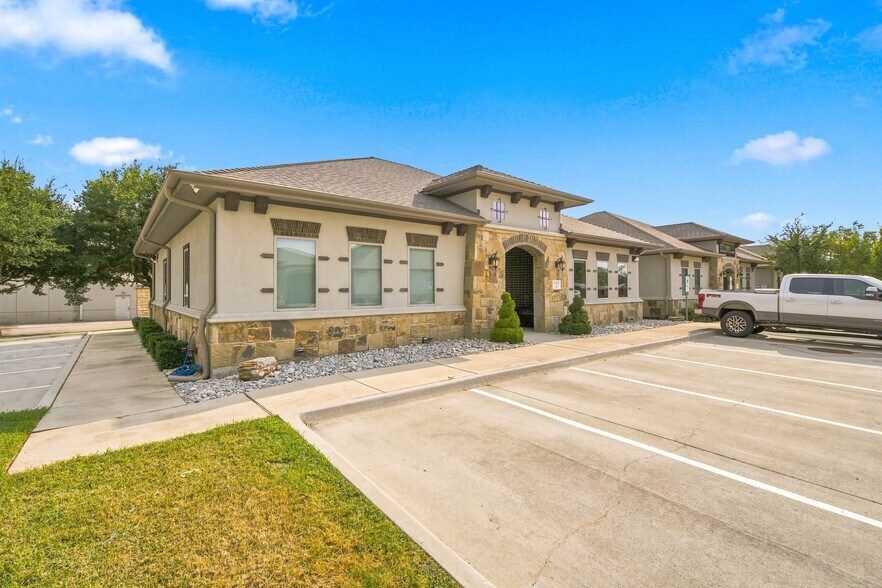 More Photos Of 642 Stoneglen Dr, Keller Office For Sale