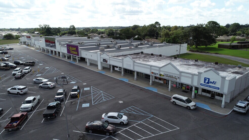 More Photos Of 800-840 E Admiral Doyle Dr, New Iberia Department Store For Sale