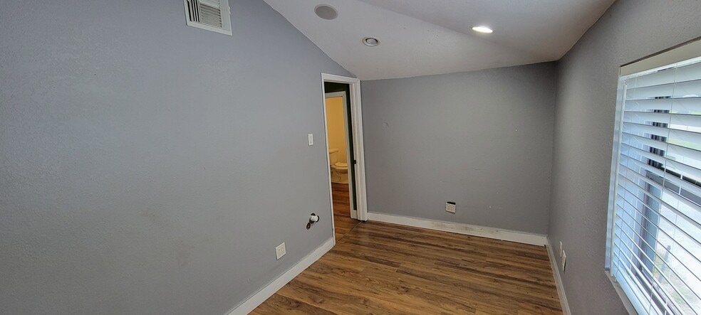 More Photos Of 1901 W Sligh Ave, Tampa Office For Sale