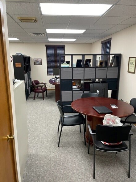 More Photos Of 133 Mountain Rd, Suffield Office For Lease