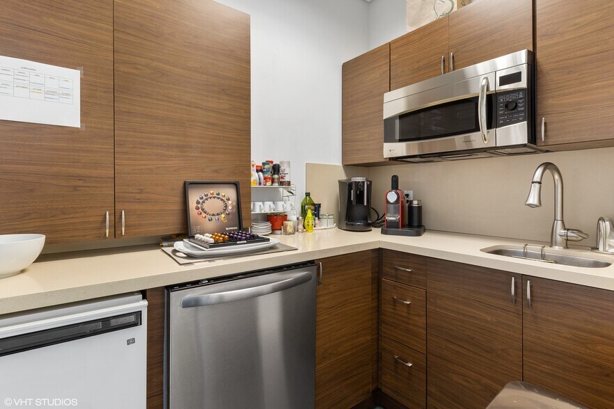 More Photos Of 175 SW 7th St, Miami Medical For Sale