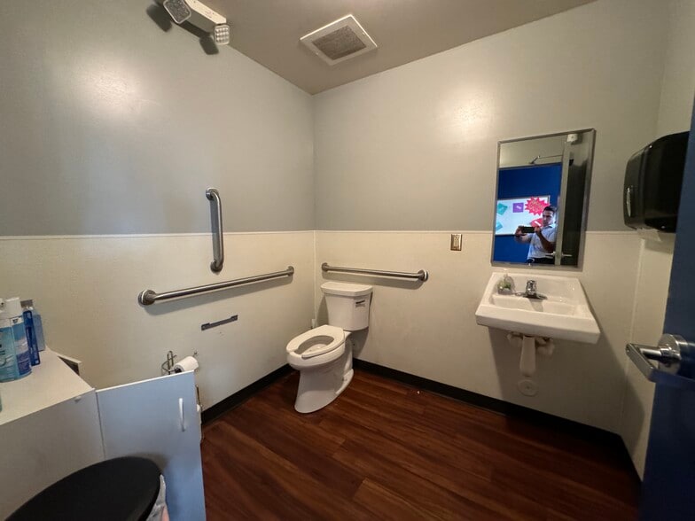 More Photos Of 720 15th St E, Tuscaloosa Storefront Retail Office For Lease