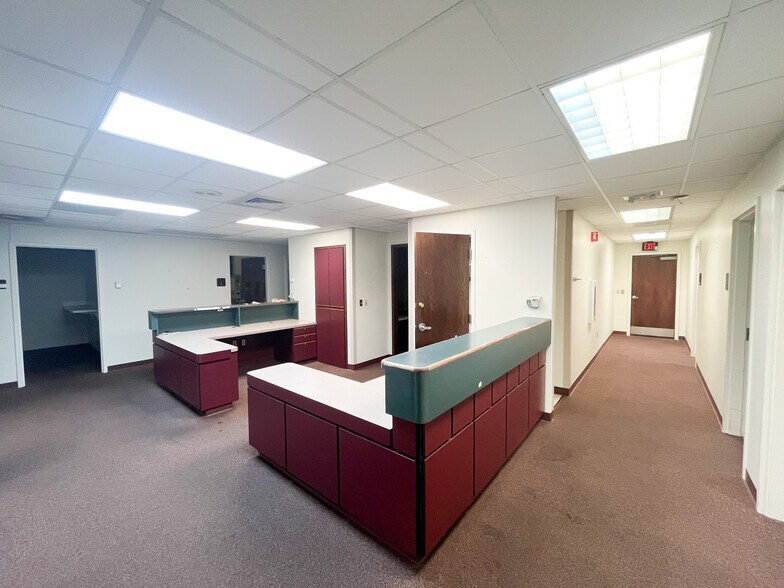 More Photos Of 820 S Illinois Ave, Republic Medical For Lease