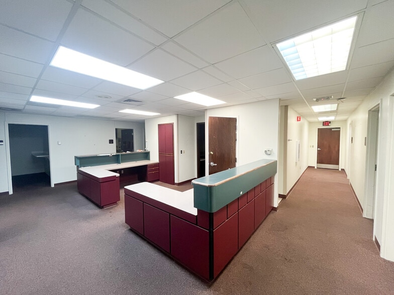 More Photos Of 820 S Illinois Ave, Republic Medical For Sale