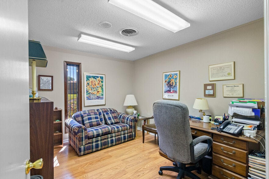 More Photos Of 1001 E Airline Rd, Victoria Office For Sale
