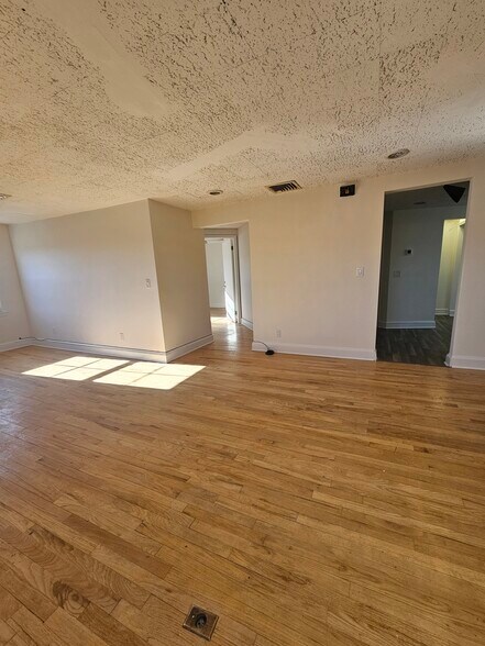More Photos Of 3303 Main St, Stratford Office For Lease