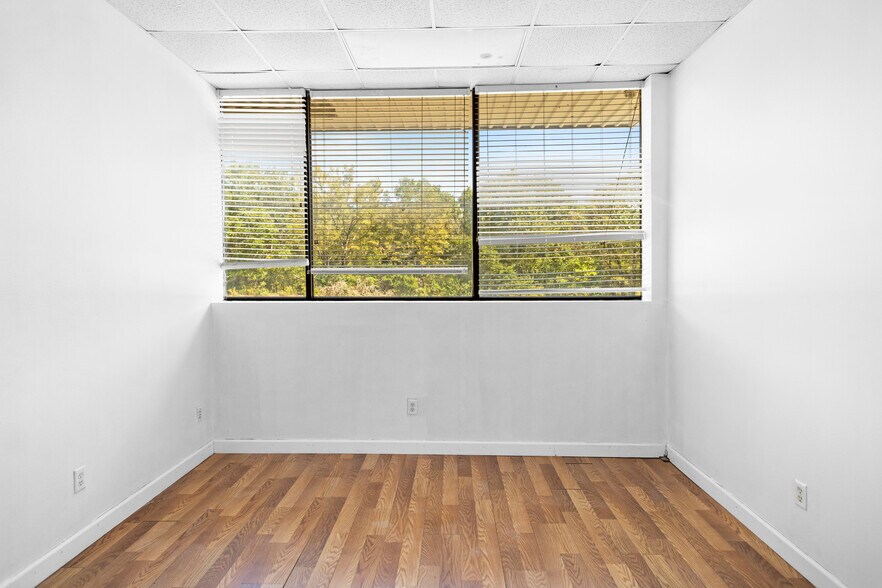 More Photos Of 1504 S Frazier St, Conroe Light Distribution For Lease